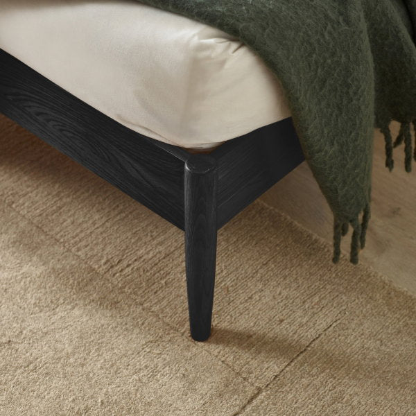 Belton Spindle Bed